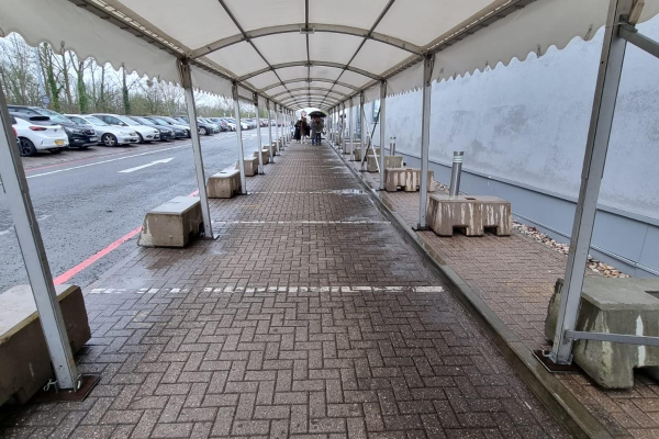 Curved roof walkway